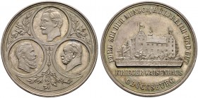 Brandenburg-Preußen. Wilhelm II. 1888-1918 
Silbermedaille o.J. (1888) unsigniert, auf das Krieger-Waisenhaus in Glücksburg. Drei Medaillonbilder der...