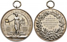 Stuttgart, Stadt. 
Tragbare, versilberte Bronzemedaille 1896 unsigniert, auf das 5. Deutsche Sänger-Bundesfest. Stutgar­dia mit Lorbeerkranz und Stad...