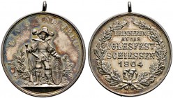 -(Bad) Cannstatt. 
Tragbare Silbermedaille 1904 unsigniert, auf das Volksfest-Schießen. Stehender Schütze in alter Tracht mit Büchse und Scheibe / Fü...