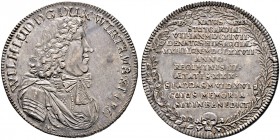 Württemberg. Wilhelm Ludwig 1674-1677 
Taler 1677. Stempel von Johann Christoph Müller, auf seinen Tod. Gepan­zertes Brustbild nach rechts mit Feldhe...