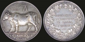FRANCE: Silver token (1814). Obv: Cow. Rev: Vaccinations municipales de Paris. Weight: 15,69gr. Diameter: 32mm. Extremely Fine.