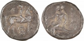 Calabre, Tarente, didrachme, c.272-235 av. J.-C.
A/Anépigraphe
Cavalier nu à droite, couronnant son cheval ; dans le champ, à gauche, monogramme ; e...