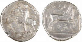 Thessalie, Larissa, drachme, c.440-400 av. J.-C.
A/Anépigraphe
Un jeune homme nu, debout à gauche, coiffé d'un pétase, la chlamyde au vent, attrapan...