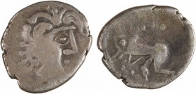 Pétrocores, drachme au sanglier monstrueux, 3e type, c.80-60 av. J.-C
Tête à droite, chevelure épaisse de mèches arrondies
Sanglier à droite, d'allu...