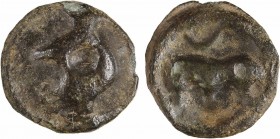 Turons, potin à la tête diabolique, c.80-50 av. J.-C.
A/Anépigraphe
Profil stylisé à gauche, avec l'œil en creux et le nez pointu
R/Anépigraphe
Ta...