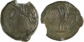 Carnutes, bronze lourd à la tête de ROMA, classe I, IIe-Ier s. av. J.-C
Profil à gauche, au casque ailé, dérivé de la tête de Roma
Aigle de face, au...