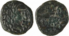 Carnutes, bronze à l'aigle et à l'aiglon, c. Ier s. av. J.-C.
Profil à droite, la chevelure formée de deux rangées
Aigle à droite, tenant dans ses s...