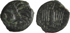 Sénons, bronze à l'aigle et au profil géométrique, Ier s. av. J.-C.
A/Anépigraphe
Profil stylisé à droite, l'œil et le front étant réduits à un tria...