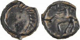 Sénons, potin au pseudo-cimier, IIe-Ier s. av. J.-C
Profil très stylisé à gauche, dont la chevelure ressemble à une sorte de cimier constitué de peti...
