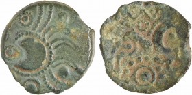 Aulerques Éburovices, bronze au cheval, dérivé de types éburovices, c.60-50 av. J.-C
Profil centré autour de la joue, cernée d'un arc de cercle perlé...
