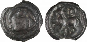Séquanes, potin TOC au cheval, c.60-50 av. J.-C.
A/Anépigraphe
Tête stylisée à gauche
R/Anépigraphe
Cheval passant à gauche, au-dessus une boucle ...