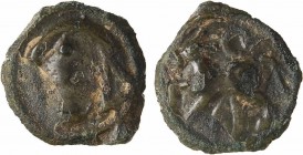 Séquanes, potin TOC au cheval, c.60-50 av. J.-C.
A/Anépigraphe
Tête stylisée à gauche
R/Anépigraphe
Cheval passant à gauche, au-dessus une boucle ...