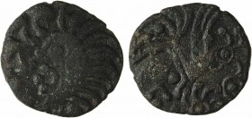Bellovaques, bronze au coq, classe I, c.50-30 av. J.-C.
Profil à gauche, luniforme et barbu, la bouche ouverte, très stylisé ; motifs indéterminés de...