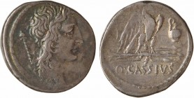 Cassia, denier, Rome, 55 av. J.-C.
A/Anépigraphe
Tête nue du Génie du Peuple Romain à droite, un sceptre derrière l'épaule droite
R/A l'exergue, Q ...