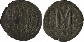 Justinien Ier, follis, Constantinople, 543-544
A/D N IVSTINI-ANVS P P AVG
Buste casqué et cuirassé de face, tenant un globe crucigère et un bouclier...