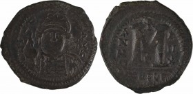 Justin II, follis type 1, Théoupolis (Antioche), 3e officine, An II =566-567
A/D N [??]C - P P AVG
Buste casqué et cuirassé de face, tenant un globe...