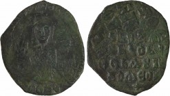 Basile Ier, Constantin et Léon, follis surfrappé, Constantinople, 870-877
A/+ LEON bASIL S CONST AVGG
Basile, Léon à gauche et Constantin à droite, ...