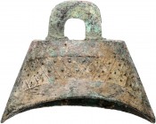 China Zhou-Dynastie 1122-1122 v.Chr Glockengeld o.J. aus Bronze, beidseitig mit geometrischem Dekor, mit Henkel, ohne Klöppel 
ca. 70x40x60mm 38,9g s...