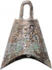 China Zhou-Dynastie 1122-1122 v.Chr Glockengeld o.J. aus Bronze, hohe Form, beidseitig mit geometrischem Dekor, mit Henkel und Klöppel 
ca. 35x33x18m...