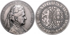 Niederlande Wilhelmina 1890-1948 Versilberte Medaille 1928 (v. van Goor) auf den 70. Geburtstag der Königinmutter Emma, i.Rd: 78 MEJ. G. J. PALTHE 
6...