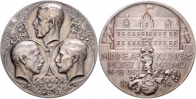 Schweden Gustav V. 1907-1950 Lot o.J. von 2 Stücken: Silbermedaille 1914 (v. E. Lindberg) auf das skandinavische Dreikönigstreffen in Malmö, i.Rd: SIL...