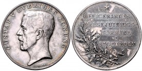 Schweden Gustav V. 1907-1950 Lot o.J. von 2 Stücken: Silber- und Bronzemedaille o.J. (v. A. Lindberg) auf das Offiziersfeuerkommando I Stockholm 
je ...