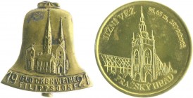 Tschechien Republik Lot o.J. von 2 Stücken: Messingmedaille o.J., auf die Sigismundglocke, die größte der sieben Glocken des Prager Veitsdomes (30,3mm...