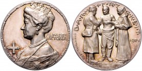 Die Mittelmächte - Personen - Auguste Victoria, Kaiserin Silbermedaille 1914 (v. Sturm/Grünthal) 'Barmherzigkeit', i.Rd: SILBER 800 Zetzm. 5005. 
kl....