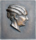 - Kunstgüsse und - Prägungen Bronzegussplakette o.J. (Signatur nicht auflösbar) Kopf einer Frau n.r. 
m. Aufhängevorr. 173,0x194,0g ca. 850,0g vz-st...