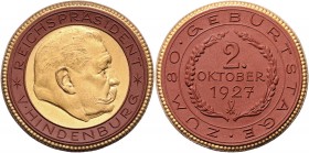 - Personen - Hindenburg, Paul v. 1847-1934 Porzellanmedaille 1927 braun (Meissen) auf seinen 80. Geburtstag, mit vergoldetem Spiegel und Rand Scheuch ...
