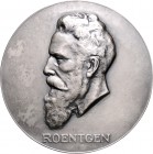 - Personen - Röntgen, Wilhelm Conrad 1845-1923 Versilberte Medaille o.J. einseitig (Silber?) (v. Josef Riedl. Wien) 
90,0mm 208,1g sehr selten vz