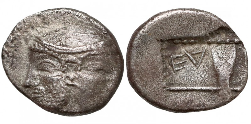 Grecja, Troas, Tenedos, Hemidrachm, 500-470r. p.n.e.
 Awers: Głowa męska i żeńs...