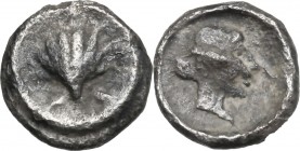 Greek Italy. Southern Apulia, Tarentum. AR Hemilitron, 500-430 BC. D/ Cockle shell. R/ Female head right. HN Italy 841. Vlasto 1182. AR. g. 0.36 mm. 7...