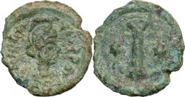 Maurice Tiberius (582-602). AE Decanummium, Ravenna mint. D/ Helmeted, draped and cuirassed bust right. R/ Large I between two stars. D.O. 293; Sear 5...