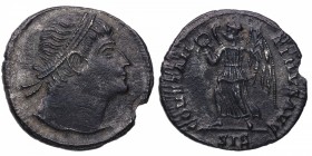 326-327. Constantino I. Siscia. Silicua. RIC VII-210. Ag. Cabeza de Constantino laureada a derecha /Victoria a izquierda. leyenda CONSTAN TINVS AVG, c...