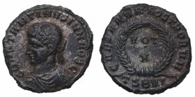 316-337 dC. Constantino II. Tesalónica. Follis. RIC 128. Ae.  CONSTANTINUS IUN NOB C laureado, drapeado, busto con encaje a la izquierda / VOT · X en ...