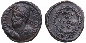 361-363 dC. Juliano II. Tesalónica. Follis. RIC 227. LRBC 1697. Ae. Busto con casco y diadema de perlas a izquierda, con coraza, escudo y lanza. D N F...