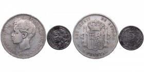 1898 y 1937. Alfonso XIII y II República (1931-1939). Pareja de dos monedas: 5 Pesetas y 5 céntimos. Cu-Ni y Fe . La moneda de 5 céntimos de la II Rep...