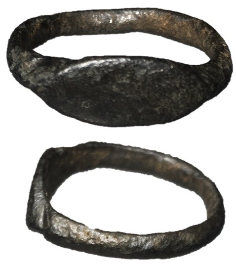 Roman Empire, 1st - 3rd Century AD
AE finger ring measuring 23mm, intact.
Mura...