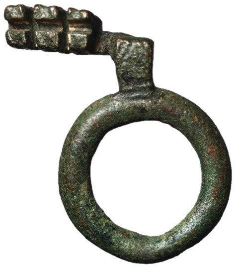 Roman Empire, 1st - 3rd Century AD
AE key ring measuring 42mm, intact and a rob...