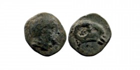IONIA. Klazomenai. Ae (4th century BC).
Obv: Helmeted head of Athena right.
Rev: Head of ram right.
Cf. SNG Copenhagen 37-8.
0,79 gr. 10 mm