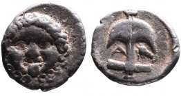 Thrace, Apollonia Pontica, late 5th-4th centuries.
Facing gorgoneion;
Anchor upright, to the left A, to the right crayfish.
SNG Black Sea 157,159-163....