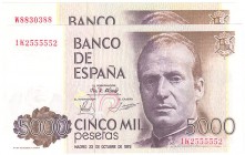 BILLETES
JUAN CARLOS I, BANCO DE ESPAÑA
5000 Pesetas. 23 Octubre 1979. Serie. Lote de 2 billetes. Ambos con numeración capicúa. Uno de ellos ligeram...