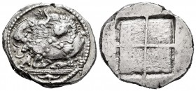 Macedonia. Akanthos. Tetradracma. 480-470 a.C. (Sng Ans-10). (Gc-1362). Anv.: Toro, con la cabeza levantada, arrodillado a la izquierda, atacado por u...