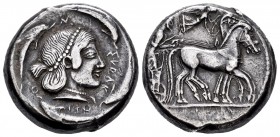 Sicilia. Siracusa. Tetradracma. 480 a.C. (Boehringer-138). Anv.: Biga al paso a derecha,conducida por un auriga que lleva las riendas, encima Victoria...