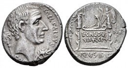 Coelia. Denario. 51 a.C. Roma. (Ffc-576). (Craw-437/2a). (Cal-443). Anv.: Cabeza de cónsul C. Coelius Caldus a derecha, detrás estandarte o insignia m...