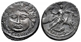 Plautia. Denario. 47 a.C. Roma. (Ffc-1006). (Craw-453/1c). (Cal-1133). Anv.: Máscara de Medusa de frente, debajo L PLAVTIVS. Rev.: La Aurora volando y...