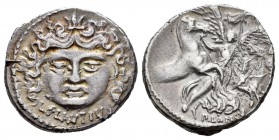 Plautia. Denario. 47 a.C. Roma. (Ffc-1007). (Craw-453/1d). (Cal-1134). Anv.: Máscara de Medusa de frente, debajo L PLAVTIVS. Rev.: La Aurora volando y...
