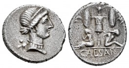 Julio César. Denario. 46-45 a.C. Galia. (Ffc-11). (Craw-468/1). (Cal-646). Anv.: Cabeza diademada de Venus a derecha, detrás cupido. Rev.: Trofeo de a...