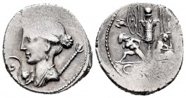 Julio César. Denario. 54-51 a.C. Galia. (Ffc-12). (Craw-468/2). (Cal-646). Anv.: Cabeza diademada de Venus a izquierda, delante cupido y lítuo, detrás...